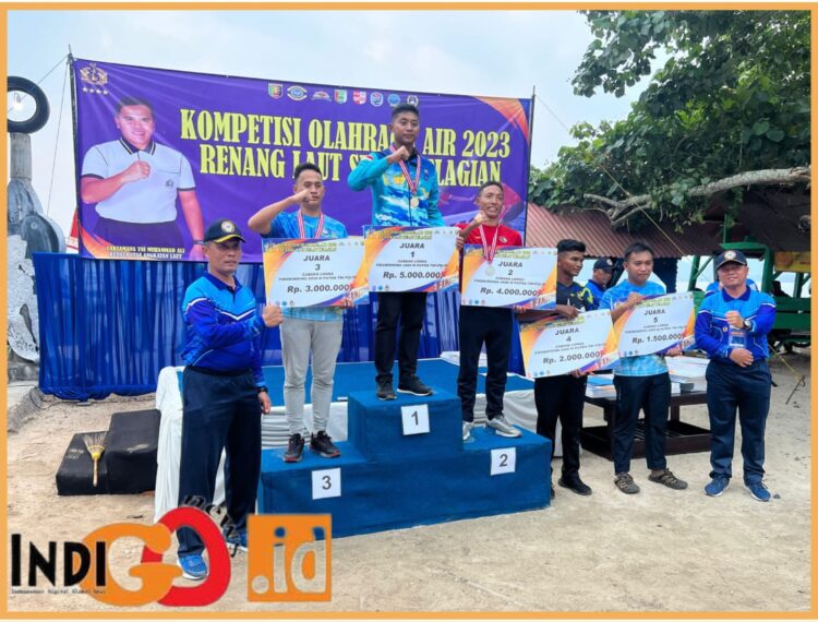 Altel Pushidrosal. Serda Jas Sheva saat menerima piagan kejuaraan renang selat, Jumat (11/8).