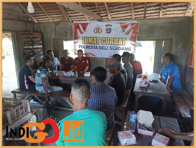 Kasubsi Penmas Sie Humas Polresta Deliserdang, IPTU. JM. Gabe Napitupulu saat giat Jumat curhat berssma warga, Jumat (11/8).