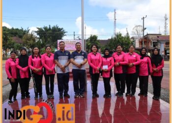 Kapolres Dairi, AKBP. Reinhard H. Nainggolan SH, SIK, MM didampingi Ketua Bhayangkari Cabang Dairi Ny. Vania Reinhard Nainggolan, Wakapolres Dairi Kompol Denny Boy P. SH, MH dan Ibu Bhayangkari lainya saat olahraga bersama, Jumat (11/8).