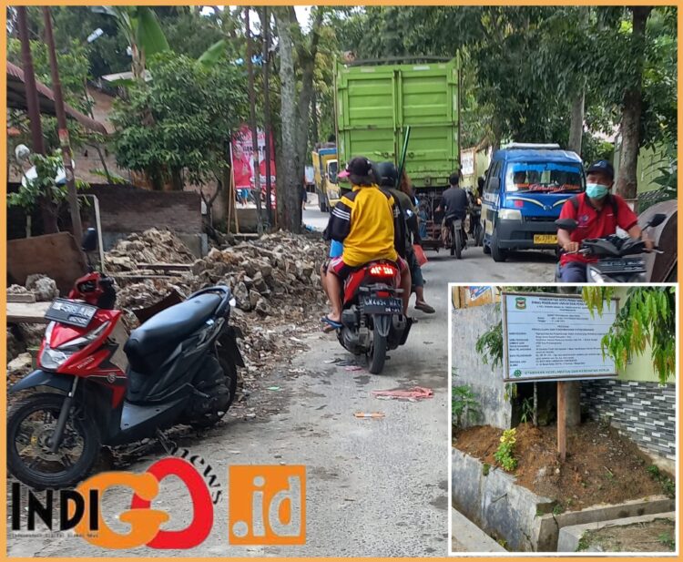 Kondisi jalan Pdt. J Wismar lokasi proyek yang macer karena sedimen dan material ditimbun di bahu jalan, Sabtu (12/8).