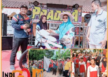 Penyerahan hadiah utama dan berbagai macam lomba di HUT RI di Kecamatan Belitang III, Rabu (16/8).