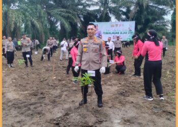 Kapolresta Deliserdang, Kombes. Pol. Irsan saat penanaman pohon serentak, Rabu (23/8).