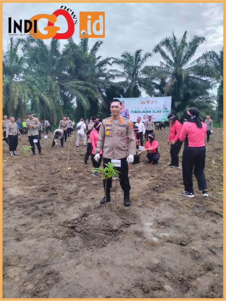 Kapolresta Deliserdang, Kombes. Pol. Irsan saat penanaman pohon serentak, Rabu (23/8).