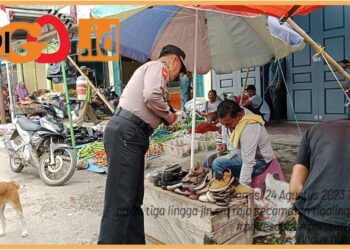 Personil Polsek Tingalingga saat patroli di pusat pasar, Kamis (24/8).