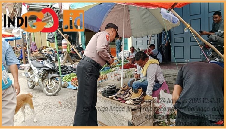 Personil Polsek Tingalingga saat patroli di pusat pasar, Kamis (24/8).