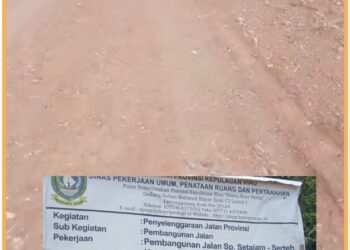 Kondisi jalan yang amburadul dan plank kegiatan, Sabtu (26/8).