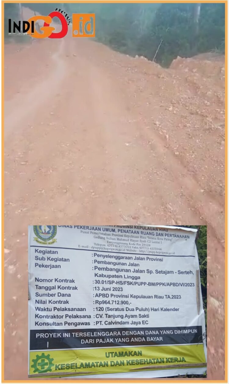 Kondisi jalan yang amburadul dan plank kegiatan, Sabtu (26/8).