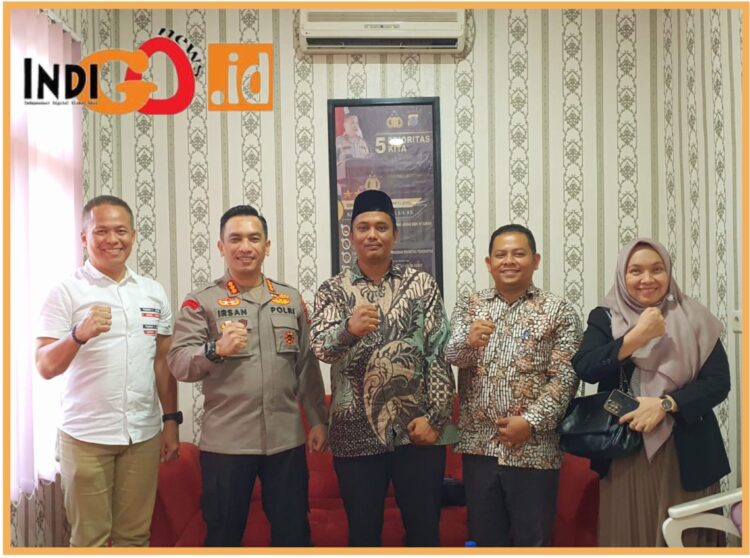 Kapolresta Deliserdang, Kombes. Pol. Irsan Sinuhaji SIK, MH didampingi Kasat Intel Polresta Deli Sllserdang Kompol. Syahrial Efendi Siregar SH, MAP saat menerima kunjungan Bawaslu Deliserdang yang baru, Selasa (29/8).