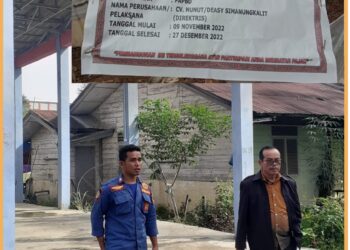 Anggota Komisi A DPRD Taput, Parsaoran Siahaan saat tinjau proyek amburadul, Rabu (30/8).