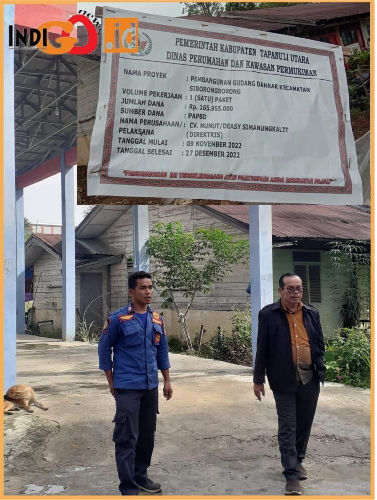 Anggota Komisi A DPRD Taput, Parsaoran Siahaan saat tinjau proyek amburadul, Rabu (30/8).