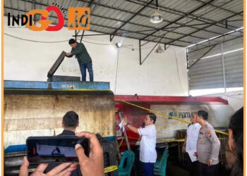 Personel Subdit IV/ Tipidter Dit Reskrimsus Polda Sumut saat grebek gudang BBM subsidi, Kamis (31/8).