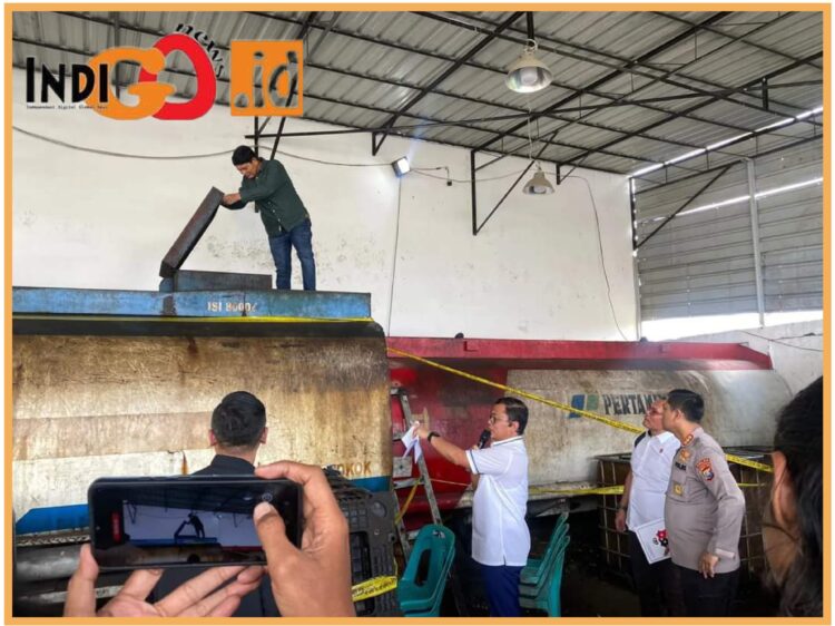Personel Subdit IV/ Tipidter Dit Reskrimsus Polda Sumut saat grebek gudang BBM subsidi, Kamis (31/8).