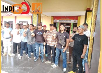 Direktur LBH IPK Sumut, Dwi Sinaga bersama anggota lainya saat di Mapolres Belawan, Kamis (31/8).