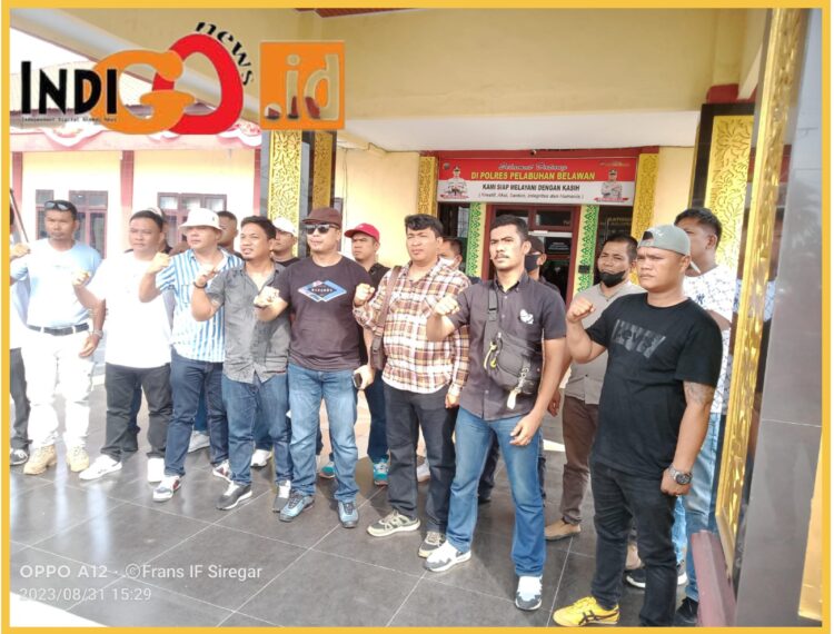 Direktur LBH IPK Sumut, Dwi Sinaga bersama anggota lainya saat di Mapolres Belawan, Kamis (31/8).