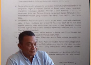 Kades Sebelat, Isharuddin dan surat berita acara penyelesaian sengketa kebun, Senin (4/9).