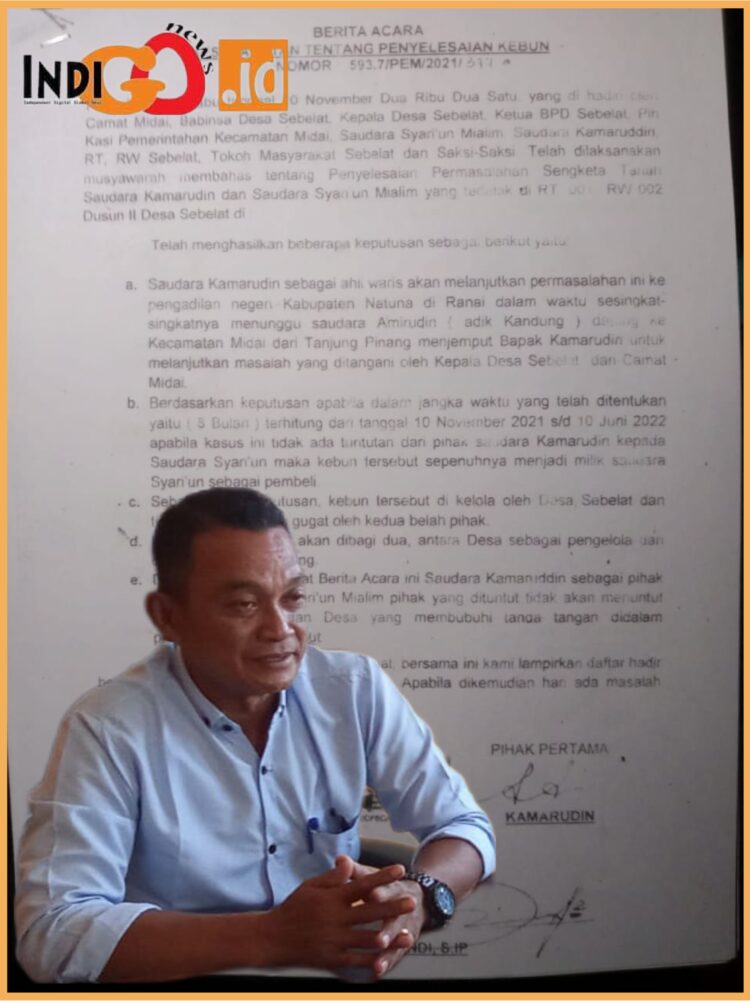 Kades Sebelat, Isharuddin dan surat berita acara penyelesaian sengketa kebun, Senin (4/9).