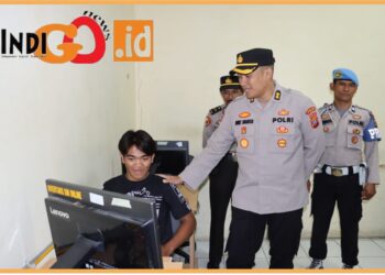 Plt. Kapolres Dairi, AKBP. Ronny Nicolas Sidabutar SH, SIK, MH saat melakukan pengecekan pelayanan publik, Selasa (5/9).