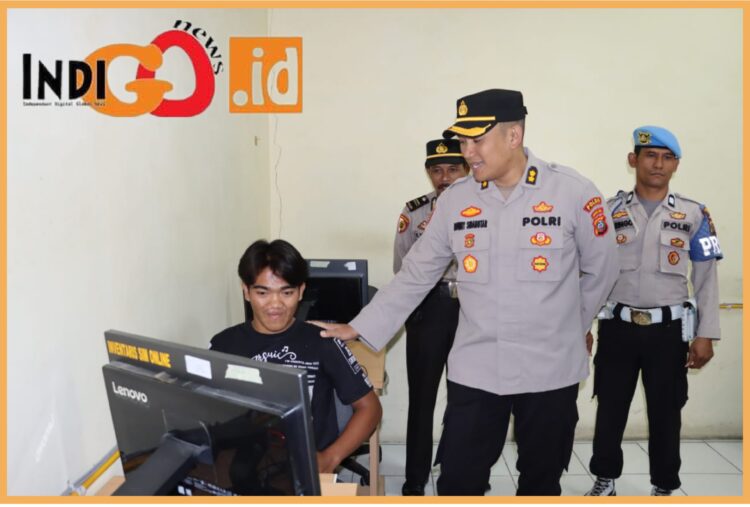 Plt. Kapolres Dairi, AKBP. Ronny Nicolas Sidabutar SH, SIK, MH saat melakukan pengecekan pelayanan publik, Selasa (5/9).