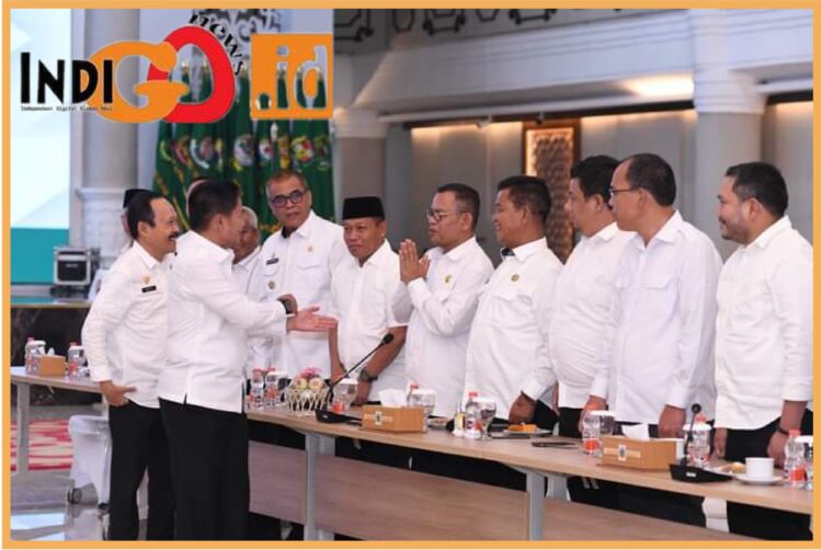 Bupati Toba Ir. Poltak Sitorus dan Bupati Humbang Hasundutan Dosmar Banjarnahor SE saat hadiri rakor bersama Pj. Gubsu, Rabu (6/9).