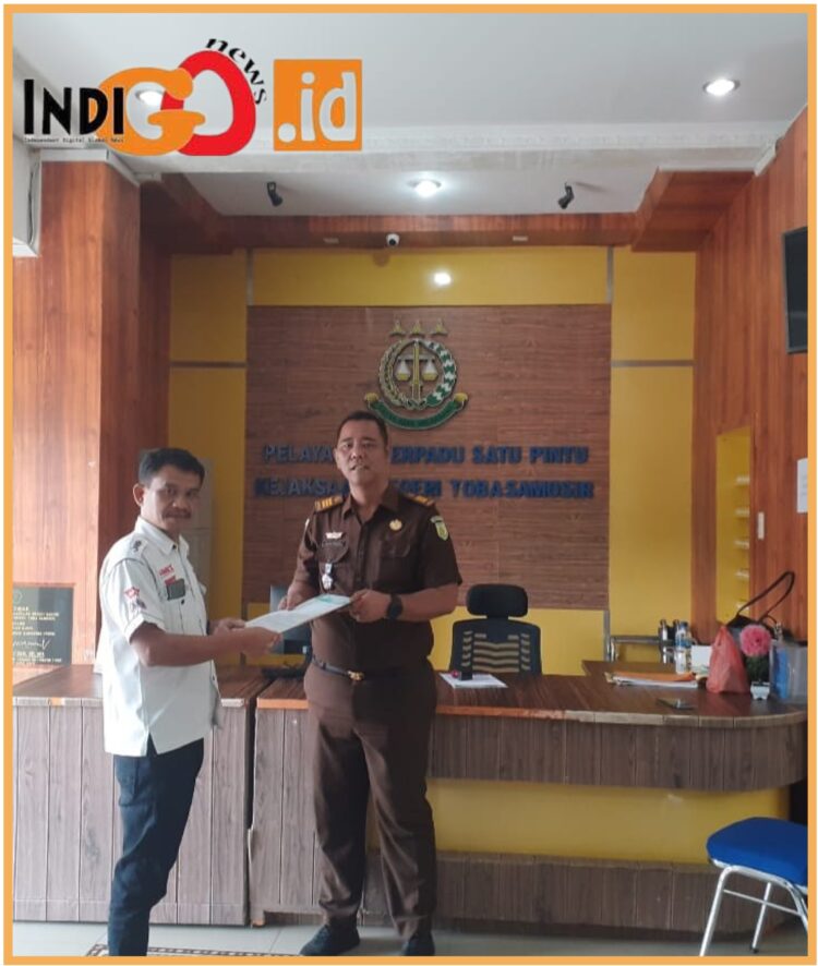 Djonggi Napitupulu saat menyerahkan laporan dugaan korupsi Dinas PUTR Kabupaten Toba diterima langsung oleh Kasi Intel Kejaksaan Negeri Toba Oloan Sinaga SH, Senin (11/9).