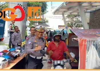 Direktur Lantas Polda Sumut, Kombes. Pol. Muji Ediyanto dan jajaran saat bagikan helm sni gratis bagi abang tukang betor, Senin (11/9).