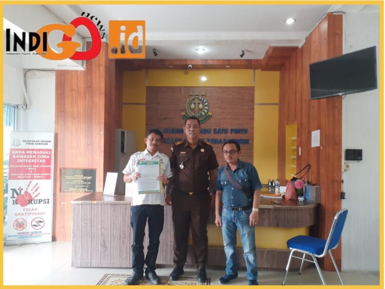 Djonggi Napitupulu bersama reporter Indigonews saat mengantar laporan yang langsung diterima  Kasi Intel Kejari Taput, Kamis (14/9).