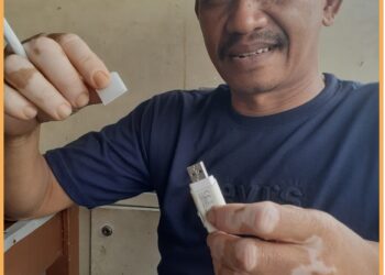 Direktur Eksekutif IP2 Baja Nusantara, Djonggi Napitupulu menunjukkan flast disk dokumen penyimpanan rekaman percakapan, Jumat (15/9).