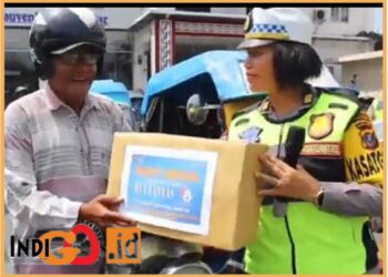 Kasat Lantas Polres Siantar, AKP. Relina saat membagikan sembako, Kamis (14/9).