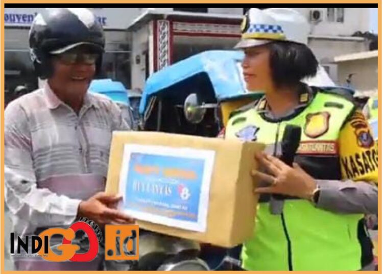 Kasat Lantas Polres Siantar, AKP. Relina saat membagikan sembako, Kamis (14/9).
