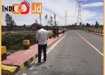 Personrl Polres Taput saat tinjau lokasi jembatan Siborongborong, Minggu (17/9).