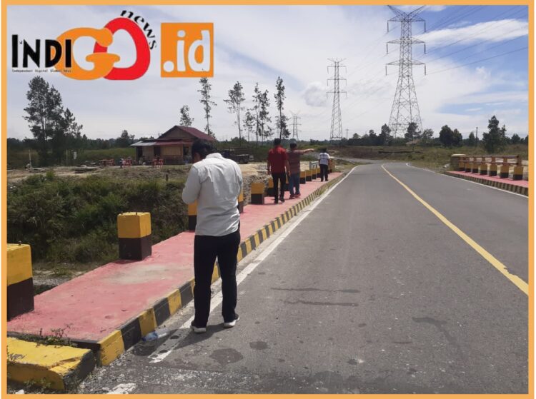 Personrl Polres Taput saat tinjau lokasi jembatan Siborongborong, Minggu (17/9).