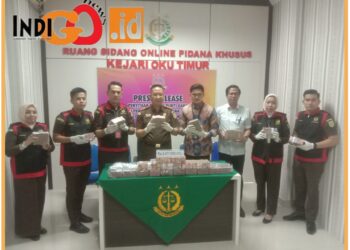 Kejari OKU Timur saat menyita Rp. 2.4 Miliar kerugian Negara, Selasa (19/9).