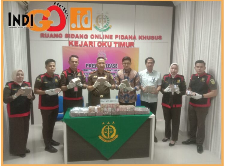 Kejari OKU Timur saat menyita Rp. 2.4 Miliar kerugian Negara, Selasa (19/9).