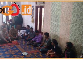 Plt. Kaplres Dairi, AKBP. Ronny Sidabutar bersama jajaran saat berada dirumah korban, Senin (18/9).