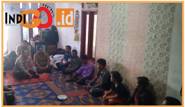 Plt. Kaplres Dairi, AKBP. Ronny Sidabutar bersama jajaran saat berada dirumah korban, Senin (18/9).