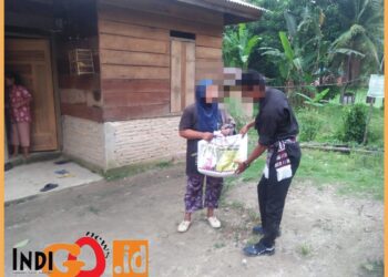 Wakil Bupati Tapanuli Selatan, Rasyid Assaf Dongoran M.Si saat bagikan sembako bantuan program Boras Sipir Ni Tondi, Senin (18/9).