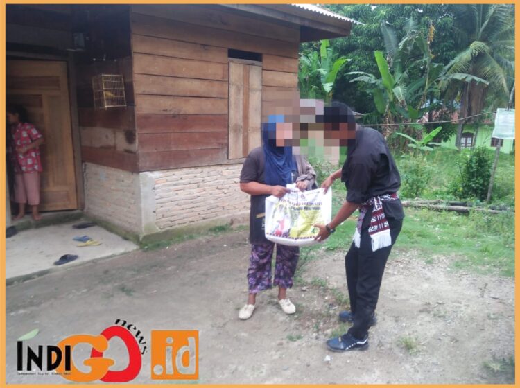 Wakil Bupati Tapanuli Selatan, Rasyid Assaf Dongoran M.Si saat bagikan sembako bantuan program Boras Sipir Ni Tondi, Senin (18/9).