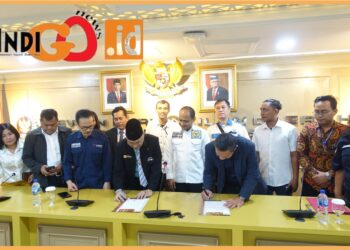 Ketua Umum Dewan Pimpinan Nasional PPWI, Wilson Lalengke dan Ketua LSP Pers Indonesia Hence Mandagi saat meneken Memorandum of Understanding, Selasa (19/9).
