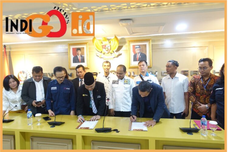 Ketua Umum Dewan Pimpinan Nasional PPWI, Wilson Lalengke dan Ketua LSP Pers Indonesia Hence Mandagi saat meneken Memorandum of Understanding, Selasa (19/9).