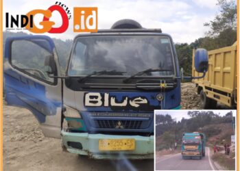 Unit dump truk pengangkut tambang batu yang diduga illigal dari Kecamatan Muara, Senin (23/9). 