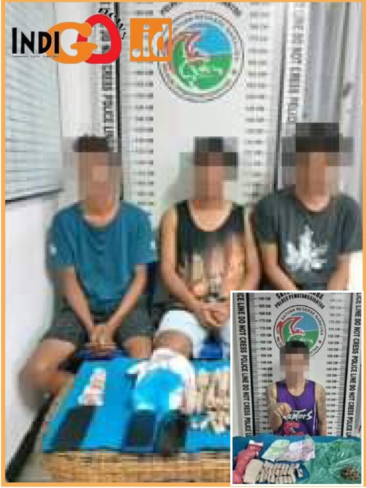 4 orang pengedar ganja saat diamankan di Sat Narkona Polres Siantar, Senin (25/9).