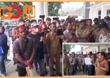 Ratusan massa saat aksi damai dikantor Bupati Taput, Senin (25/9).