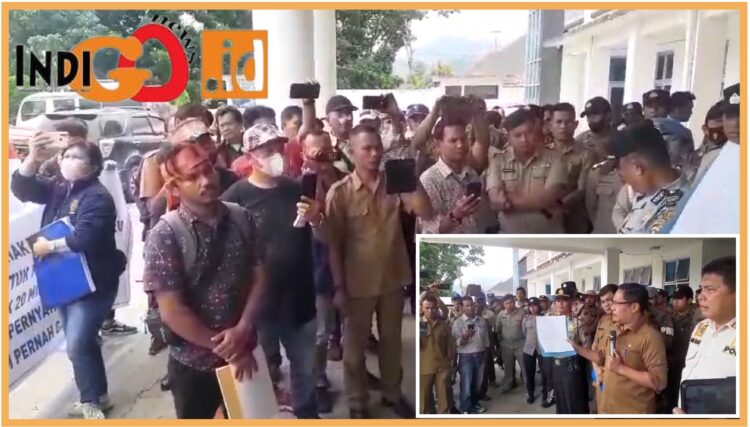 Ratusan massa saat aksi damai dikantor Bupati Taput, Senin (25/9).