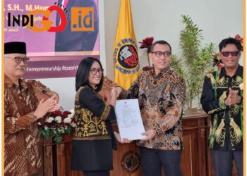 Prof. Dr. Umbu Rauta SH, M.Hum, Pakar Hukum Tata Negara dan Direktur Pusat Studi Hukum dan Teori Konstitusi Universitas Kristen Satya Wacana - UKSW Salatiga saat menerima surat keputusan, Jumat (1/9).