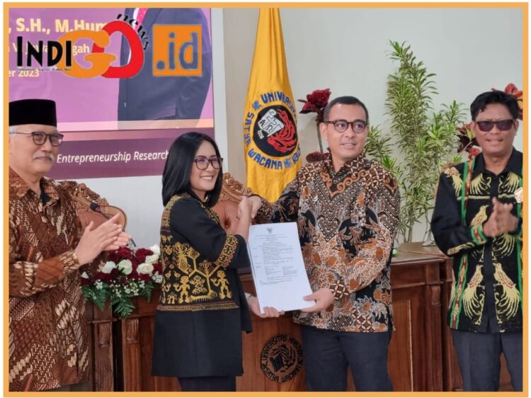 Prof. Dr. Umbu Rauta SH, M.Hum, Pakar Hukum Tata Negara dan Direktur Pusat Studi Hukum dan Teori Konstitusi Universitas Kristen Satya Wacana - UKSW Salatiga saat menerima surat keputusan, Jumat (1/9).