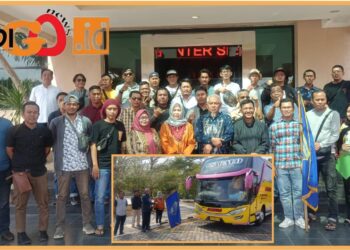 Para jurnalis OKU Timur saat berangkat menuju pelatihan di Lampung, Jumat (8/9).