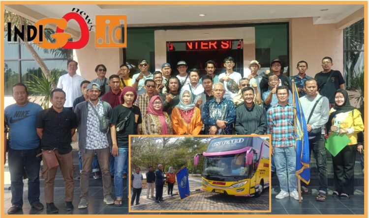 Para jurnalis OKU Timur saat berangkat menuju pelatihan di Lampung, Jumat (8/9).