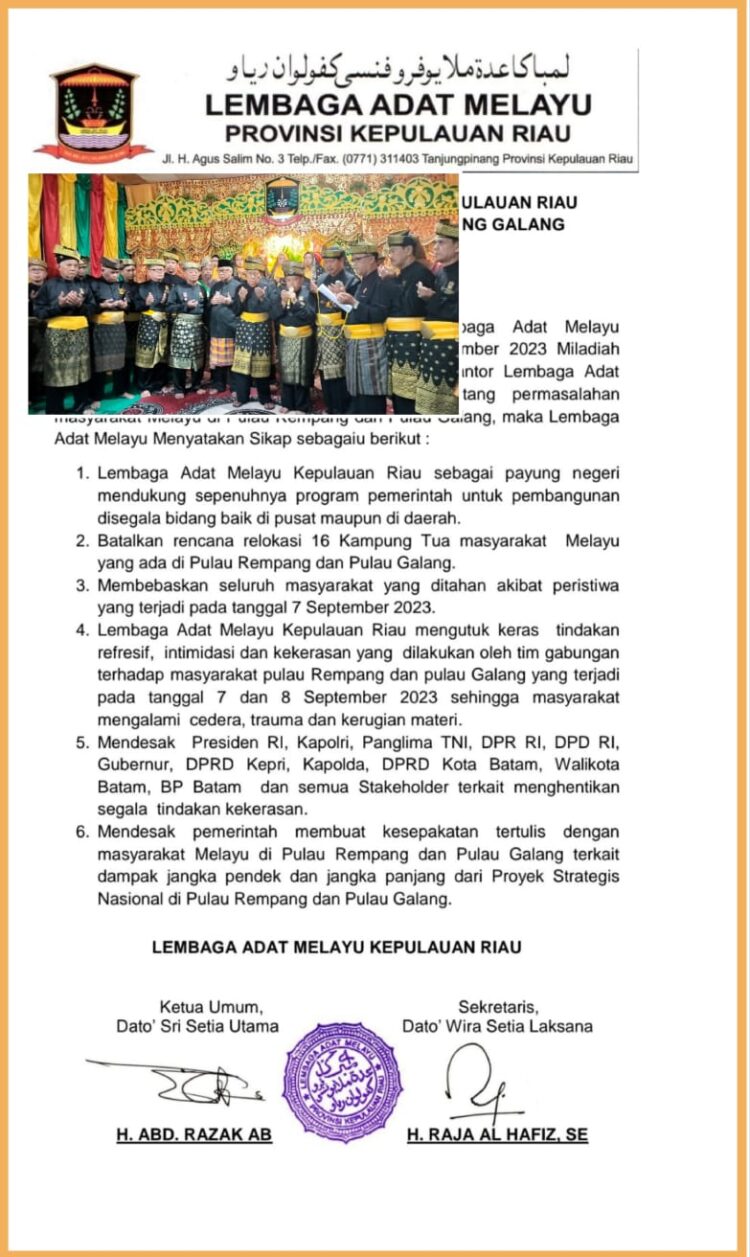 LAM Kepri saat membacakan maklumat, Sabtu (9/9).