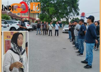 Wanita berhijab saat diamankan positif pengguna narkoba, Jumat (8/9).