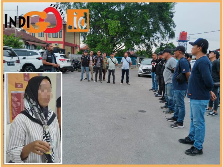 Wanita berhijab saat diamankan positif pengguna narkoba, Jumat (8/9).